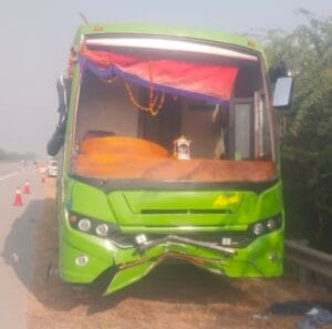  यमुना एक्सप्रेसवे पर डबल डेकर बस पलटी: 20 से अधिक यात्री घायल, 14 अस्पताल में भर्ती