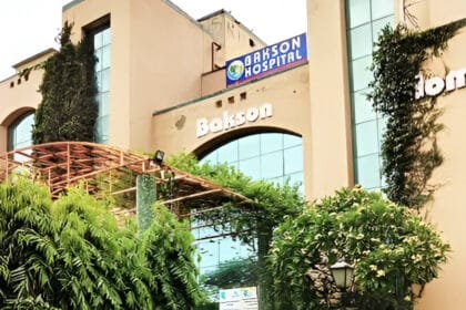 Greater Noida: डॉक्टर की भयानक लापरवाही! महिला के पेट में छोड़ दिया आधा मीटर कपड़ा, डेढ़ साल तक तड़पती रही पीड़िता, अब 6 पर FIR