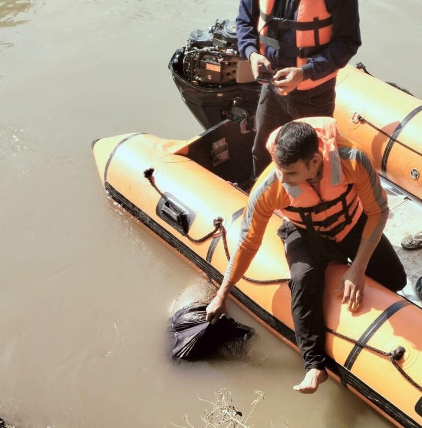 Greater Noida News: हत्या के आठ दिन बाद खेरली नहर में मिला अस्तौली गांव के युवक का शव, झाड़ियों में अटका; दो दोस्तों पर हत्या का आरोप