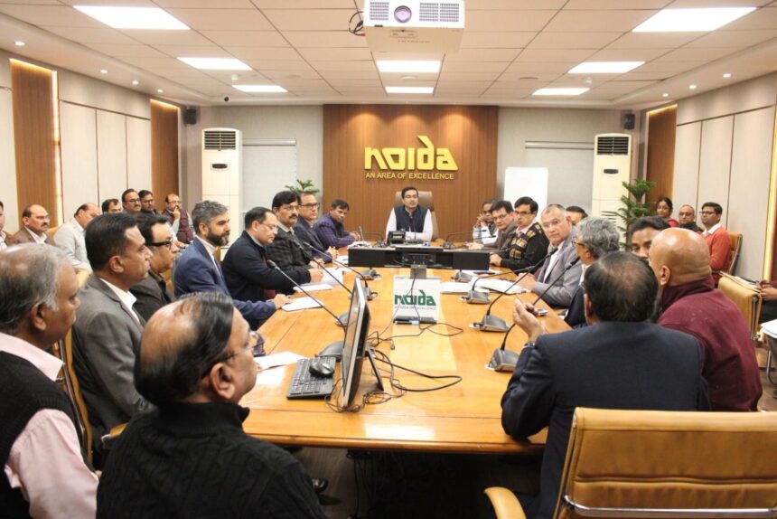 Noida Pollution News: प्रदूषण के खिलाफ नोएडा अथॉरिटी सख्त, CEO लोकेश एम ने बुलाई हाईलेवल मीटिंग, GRAP-4 नियमों के उल्लंघन पर होगी सख्त कार्रवाई" !