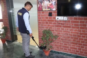  Noida News: नोएडा के कई स्कूलों को बम से उड़ाने की धमकी: ई-मेल से मचा हड़कंप, जांच में सभी सूचनाएं निकलीं फर्जी