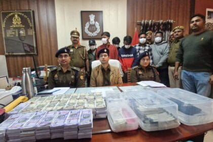Greater Noida News: ₹33 लाख की ठगी, दोगुना पैसे का लालच देकर लाखों लूटने वाला हाई-प्रोफाइल गैंग 6 शातिर पकड़ा गया,लग्जरी गाड़ियाँ और नक़दी बरामद