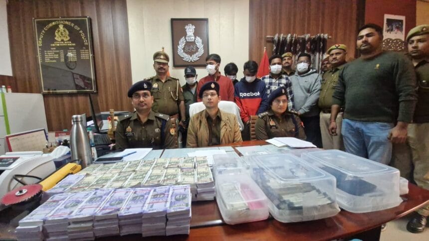 Greater Noida News: ₹33 लाख की ठगी, दोगुना पैसे का लालच देकर लाखों लूटने वाला हाई-प्रोफाइल गैंग 6 शातिर पकड़ा गया,लग्जरी गाड़ियाँ और नक़दी बरामद