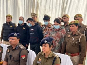  Noida News: नोएडा में 'फैमिली गैंग' का भंडाफोड़, पति-पत्नी और साले ने मिलकर शहर में मचाया था कोहराम, 20 लाख का सामान बरामद