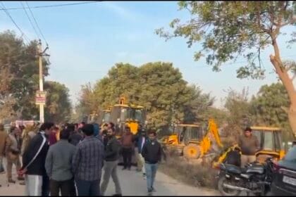 Greater Noida News: अच्छेजा गांव बना भू-माफिया का किला, 4 करोड़ की जमीन पर दोबारा अतिक्रमण, 8 JCB के साथ पहुंची प्राधिकरण की टीम को बैरंग लौटना पड़ा, किसान यूनियन की आड़ में बचाया गया अवैध कब्जा
