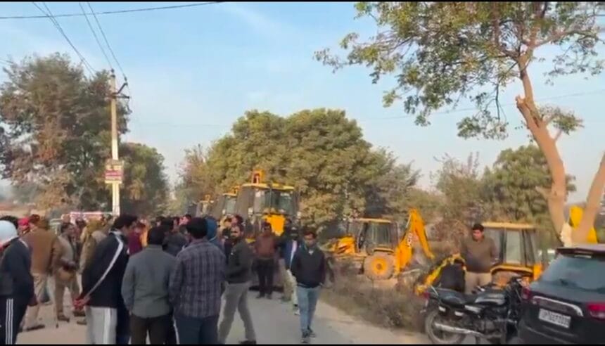 Greater Noida News: अच्छेजा गांव बना भू-माफिया का किला, 4 करोड़ की जमीन पर दोबारा अतिक्रमण, 8 JCB के साथ पहुंची प्राधिकरण की टीम को बैरंग लौटना पड़ा, किसान यूनियन की आड़ में बचाया गया अवैध कब्जा