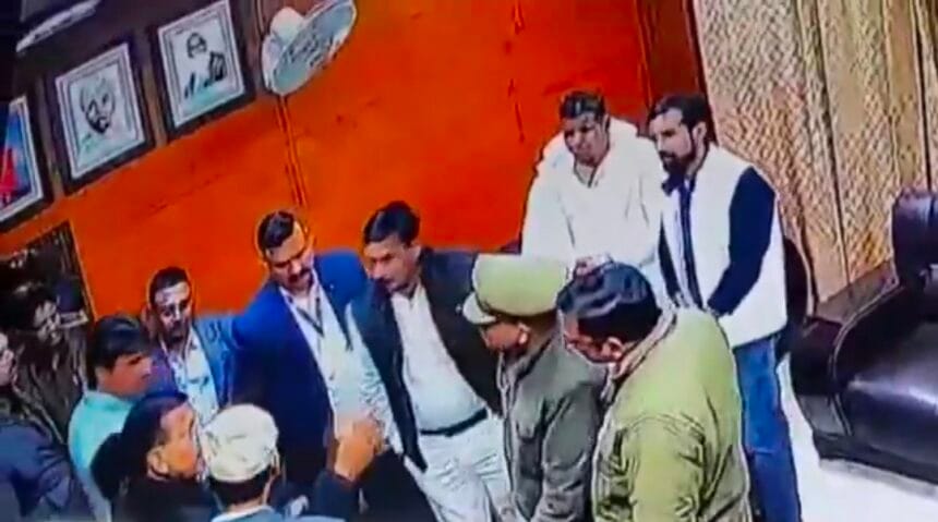 ग्रेटर नोएडा बड़ा खुलासा: चेयरमैन पति को साथ लेकर डिप्टी CM से लखनऊ मिलने पहुंचा था जालसाज, पुलिस ने आरोपी दशरथ पाल को भेजा जेल, साथी भी जांच के दायरे में।