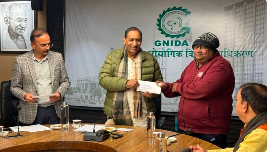 Greater Noida News: रिठौरी और मथुरापुर के किसानों का इंतजार खत्म, मिले 6 फीसदी आबादी भूखंड; प्राधिकरण ने सौंपे आवंटन पत्र