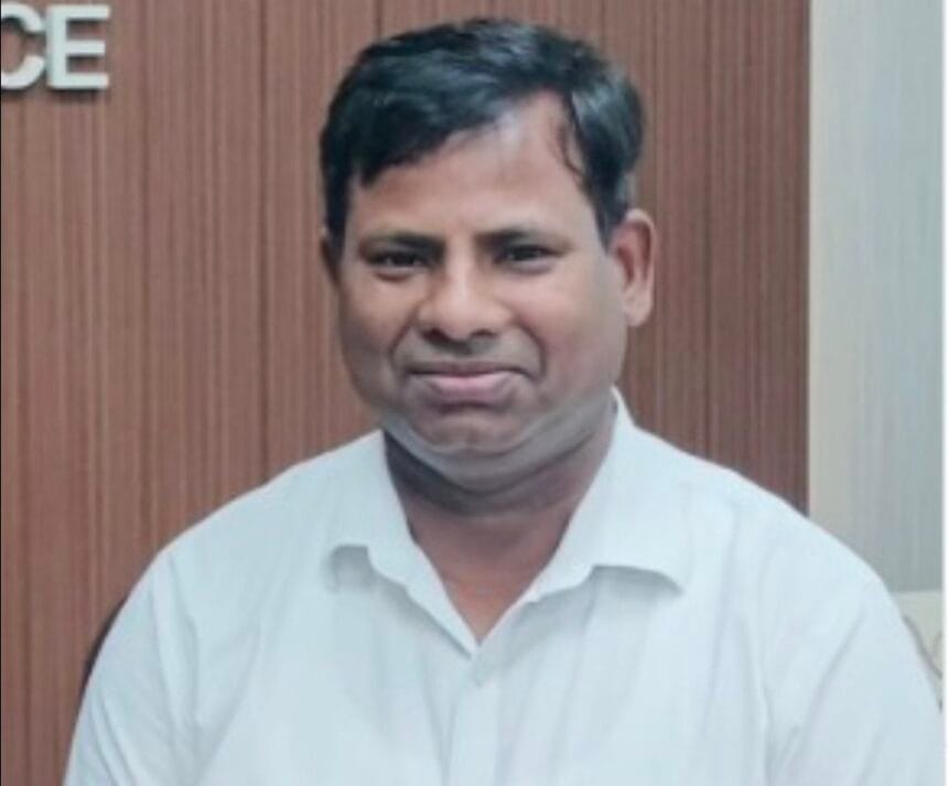 नोएडा मेट्रो कैलेंडर विवाद: IAS महेंद्र प्रसाद पर गिरी गाज, नोएडा प्राधिकरण से छुट्टी कर लखनऊ मुख्यालय अटैच