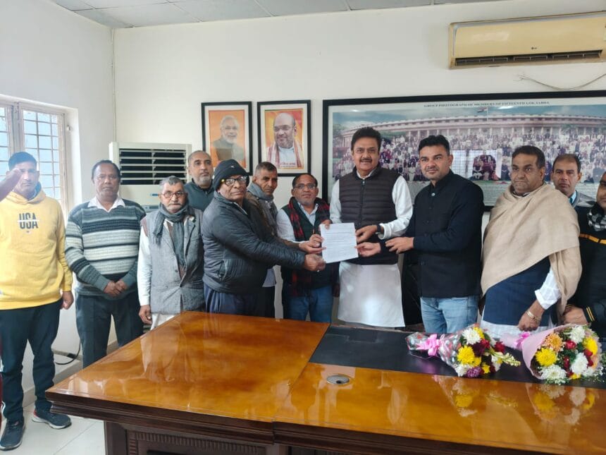 ग्रेटर नोएडा: किसानों का फूटा गुस्सा! 4% प्लॉट के लिए सांसद सुरेंद्र सिंह नागर को सौंपा ज्ञापन; बड़ी चेतावनी जारी