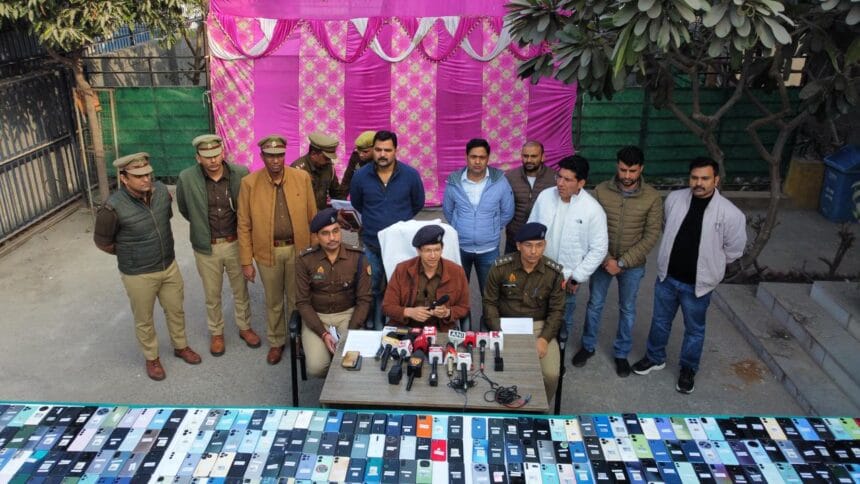 नोएडा पुलिस की बड़ी स्ट्राइक: 8 करोड़ के 821 चोरी के मोबाइल बरामद, मोबाइल चोरों का अंतर्राज्यीय गैंग गिरफ्तार