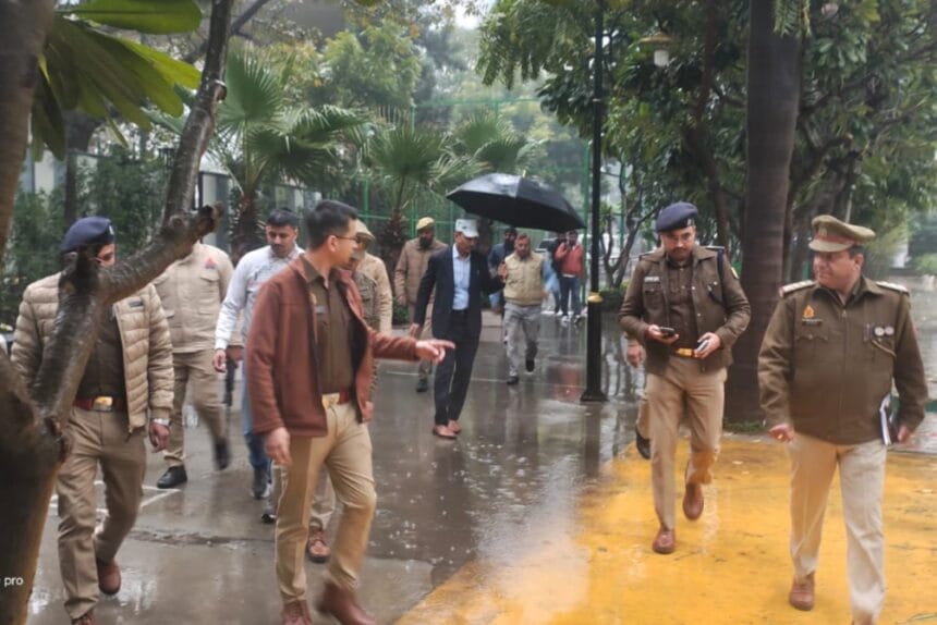गौतमबुद्धनगर के 20 स्कूलों को ई-मेल से मिली धमकी, पुलिस ने बॉम्ब स्क्वॉड व डॉग स्क्वॉड के साथ चलाया सघन चेकिंग अभियान