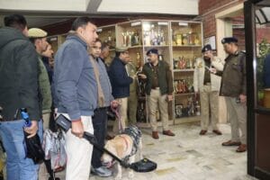 गौतमबुद्धनगर के 20 स्कूलों को ई-मेल से मिली धमकी, पुलिस ने बॉम्ब स्क्वॉड व डॉग स्क्वॉड के साथ चलाया सघन चेकिंग अभियान