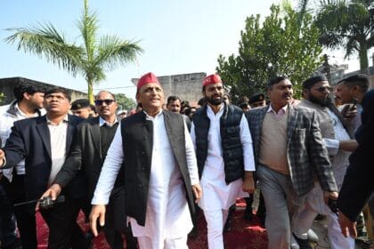 Noida News: 'सड़क पर मेट्रो चल नहीं रही, पानी में चलाने की बात कर रहे CM योगी'—नोएडा पहुंचे अखिलेश यादव का भाजपा पर बड़ा तंज; 2027 के लिए दिया जीत का मंत्र