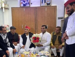 Noida News: 'सड़क पर मेट्रो चल नहीं रही, पानी में चलाने की बात कर रहे CM योगी'—नोएडा पहुंचे अखिलेश यादव का भाजपा पर बड़ा तंज; 2027 के लिए दिया जीत का मंत्र