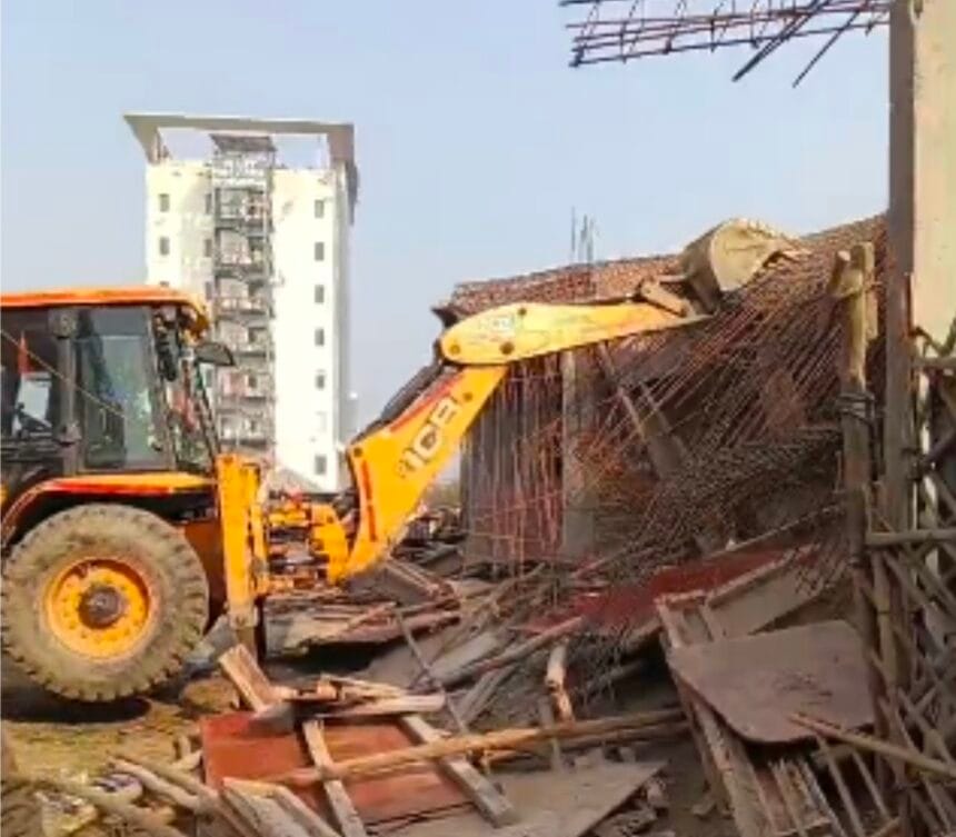 Noida News: नोएडा में भू-माफियाओं पर 'पीला पंजा' भारी; प्राधिकरण ने 3 गांवों में ढहाया अवैध निर्माण, मुक्त कराई ₹500 करोड़ से अधिक की जमीन