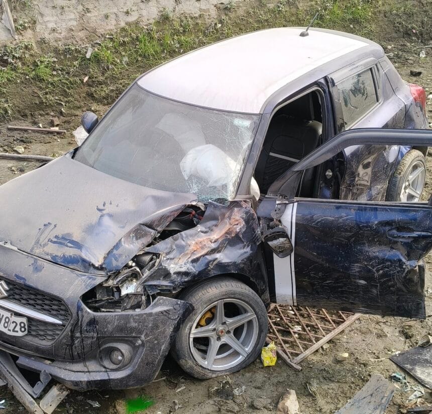 बादलपुर की नहर समीप रफ्तार का कहर: पुल से टकराकर नहर में गिरी अनियंत्रित स्विफ्ट कार; युवक और छात्रा गंभीर रूप से घायल