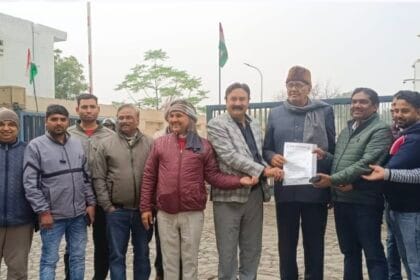 Greater Noida: सूरजपुर मुख्य बाजार की सड़क बनी व्यापारियों के लिए जी का जंजाल; धीमी रफ्तार से भड़के दुकानदार, प्राधिकरण को सौंपा ज्ञापन