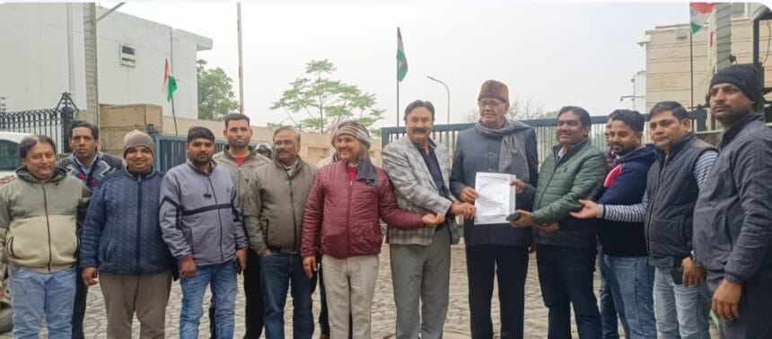 Greater Noida: सूरजपुर मुख्य बाजार की सड़क बनी व्यापारियों के लिए जी का जंजाल; धीमी रफ्तार से भड़के दुकानदार, प्राधिकरण को सौंपा ज्ञापन