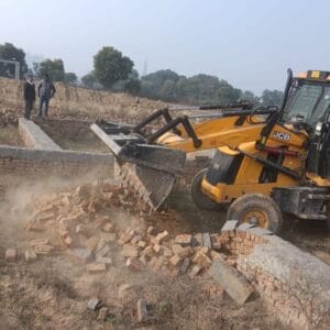 ग्रेटर नोएडा: भनौता में ₹20 करोड़ की अधिसूचित जमीन पर चला बुल्डोजर, अवैध प्लॉटिंग ध्वस्त