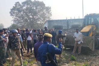 ग्रेटर नोएडा में अवैध निर्माण पर 'स्ट्राइक': शाहबेरी में 9 दुकानें सील और अमरपुर में ₹10 करोड़ की सरकारी जमीन मुक्त