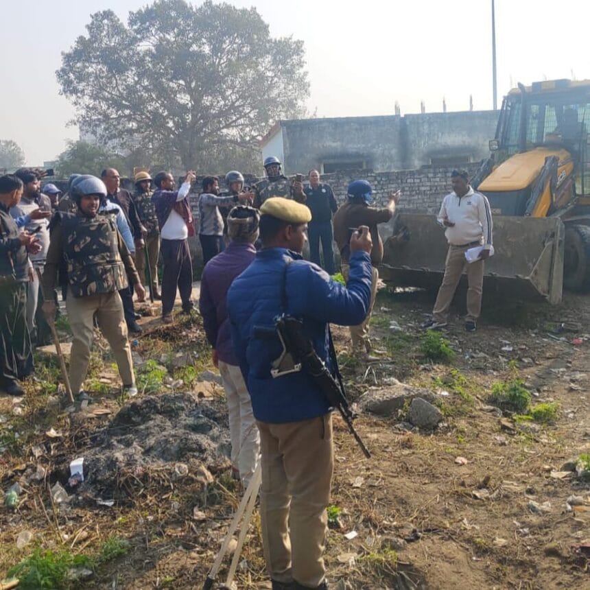 ग्रेटर नोएडा में अवैध निर्माण पर 'स्ट्राइक': शाहबेरी में 9 दुकानें सील और अमरपुर में ₹10 करोड़ की सरकारी जमीन मुक्त