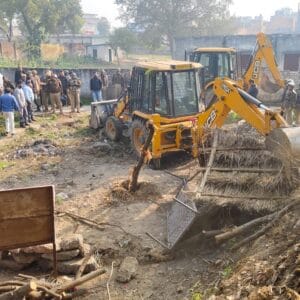 ग्रेटर नोएडा में अवैध निर्माण पर 'स्ट्राइक': शाहबेरी में 9 दुकानें सील और अमरपुर में ₹10 करोड़ की सरकारी जमीन मुक्त