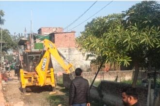 एक्शन मोड में ग्रेनो प्राधिकरण: 16 दिनों में 6वीं बार चला बुल्डोजर, हैबतपुर के डूब क्षेत्र में 'शिवम एंक्लेव' जमींदोज
