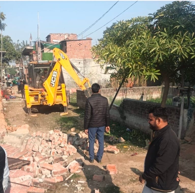 एक्शन मोड में ग्रेनो प्राधिकरण: 16 दिनों में 6वीं बार चला बुल्डोजर, हैबतपुर के डूब क्षेत्र में 'शिवम एंक्लेव' जमींदोज