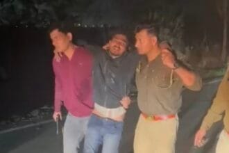 Greater Noida: रबूपुरा में पुलिस और बदमाशों के बीच मुठभेड़: गोकशी का आरोपी सलमान गोली लगने से घायल, साथी समेत दबोचा