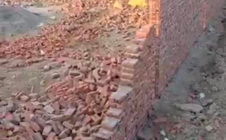 सिकंद्राबाद: कोर्ट में विचाराधीन जमीन पर कब्जे का आरोप, पीड़ित दलित युवक ने लगाई न्याय की गुहार; दबंगों पर बाउंड्री तोड़ने का आरोप