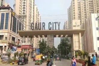 ग्रेटर नोएडा में रूह कंपा देने वाला हादसा: 12वीं मंजिल से गिरकर 3 साल के मासूम की मौत, मां गई थी ट्यूशन छोड़ने