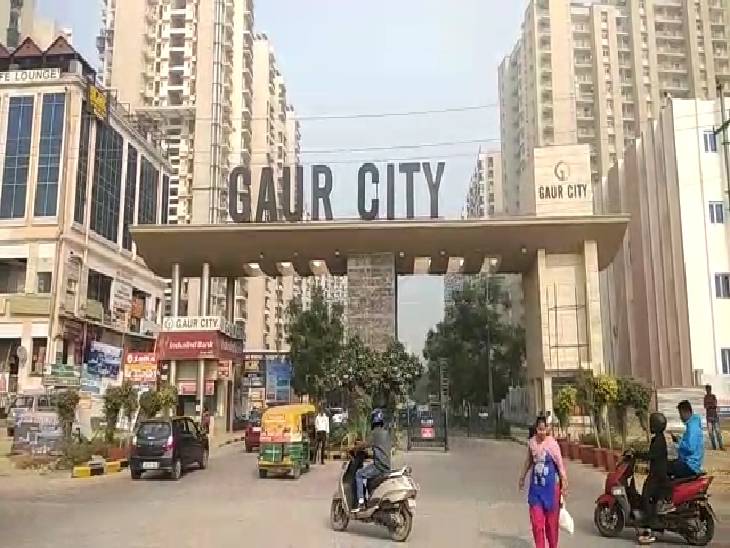 ग्रेटर नोएडा में रूह कंपा देने वाला हादसा: 12वीं मंजिल से गिरकर 3 साल के मासूम की मौत, मां गई थी ट्यूशन छोड़ने