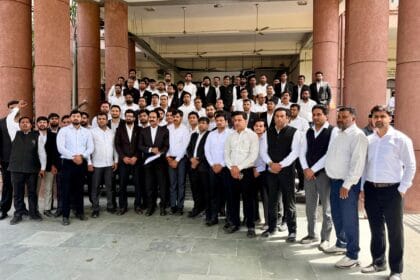 ग्रेटर नोएडा: अधिवक्ता से बर्बरता के विरोध में वकीलों का फूटा गुस्सा, कचहरी के गेट बंद कर पुलिस को खदेड़ा