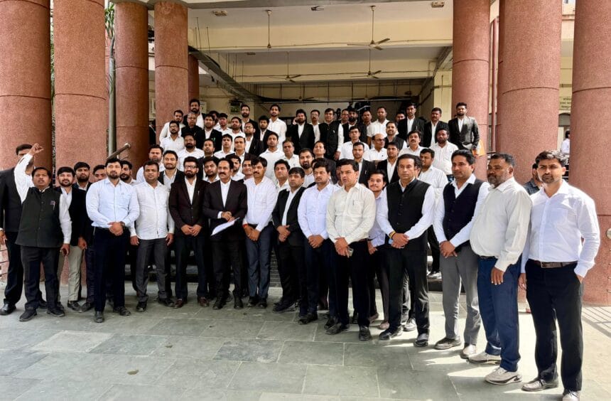 ग्रेटर नोएडा: अधिवक्ता से बर्बरता के विरोध में वकीलों का फूटा गुस्सा, कचहरी के गेट बंद कर पुलिस को खदेड़ा