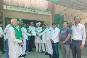 नोएडा: घरेलू गैस की किल्लत और कालाबाजारी के खिलाफ बीकेयू (भानु) का हल्लाबोल, सिटी मजिस्ट्रेट को सौंपा ज्ञापन