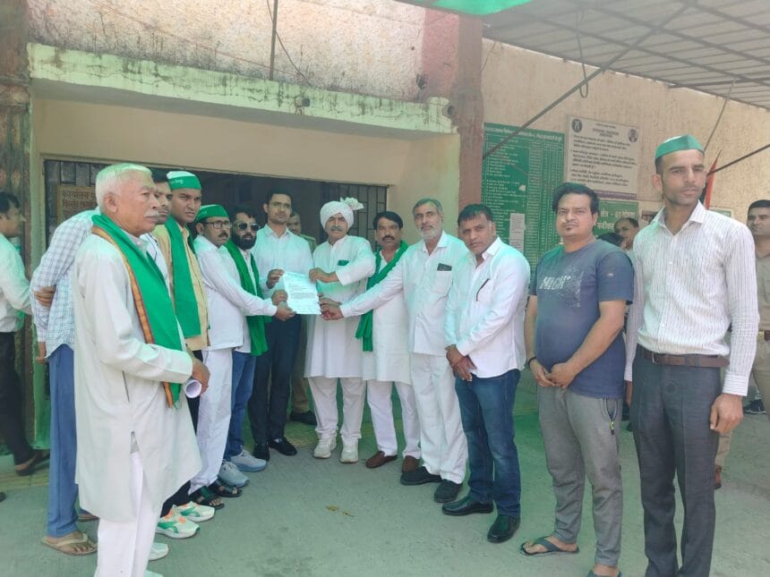 नोएडा: घरेलू गैस की किल्लत और कालाबाजारी के खिलाफ बीकेयू (भानु) का हल्लाबोल, सिटी मजिस्ट्रेट को सौंपा ज्ञापन