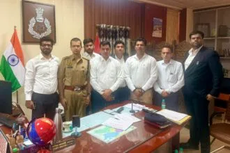 गौतमबुद्ध नगर: DCP के आश्वासन के बाद वकीलों का धरना स्थगित, पुलिसकर्मियों पर कार्रवाई की मांग