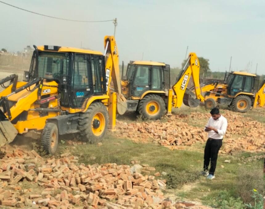 ग्रेटर नोएडा के धूम मानिकपुर आमका और बिसरख में अवैध निर्माण पर गरजा प्राधिकरण का बुल्डोजर, 30 करोड़ की 15 हजार वर्ग मीटर जमीन कराई मुक्त