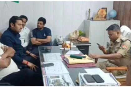 ग्रेटर नोएडा: अधिवक्ता की पिटाई पर भड़के वकील, बिसरख कोतवाली में भारी हंगामा; मामले में दो दरोगा समेत 4 पुलिसकर्मी निलंबित