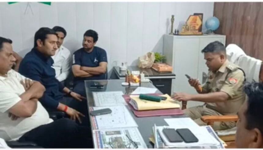 ग्रेटर नोएडा: अधिवक्ता की पिटाई पर भड़के वकील, बिसरख कोतवाली में भारी हंगामा; मामले में दो दरोगा समेत 4 पुलिसकर्मी निलंबित