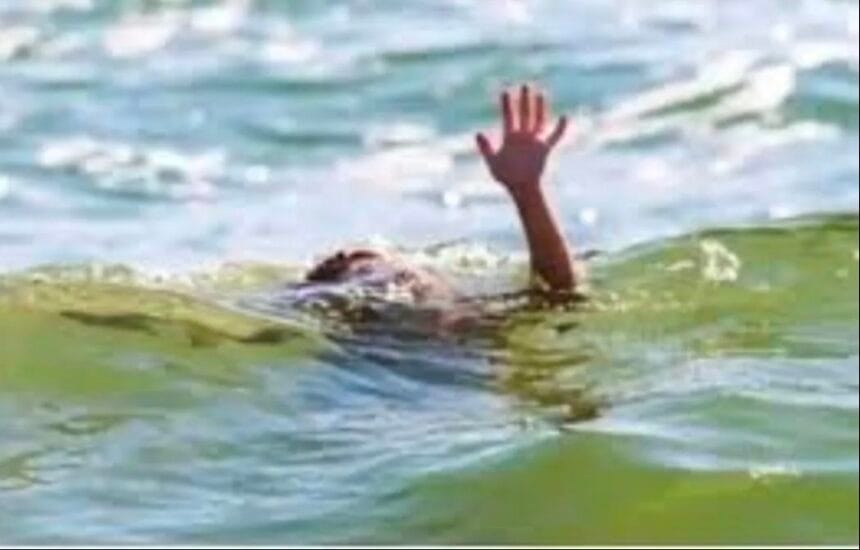 Greater Noida : बादलपुर कोतवाली क्षेत्र की कॉलोनी में भरे गंदे पानी के गड्ढे में डूबने से 5 वर्षीय मासूम की मौत, नर्सरी का छात्र था देव