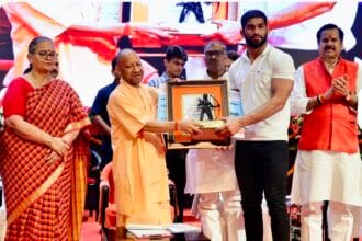 ग्रेटर नोएडा: जमालपुर के लाल जोंटी भाटी को मिला 'लक्ष्मण अवार्ड', सीएम योगी ने ₹3 लाख की राशि देकर किया सम्मानित