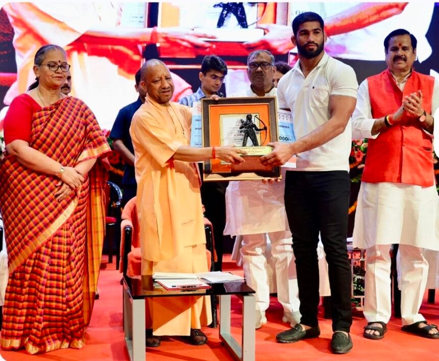 ग्रेटर नोएडा: जमालपुर के लाल जोंटी भाटी को मिला 'लक्ष्मण अवार्ड', सीएम योगी ने ₹3 लाख की राशि देकर किया सम्मानित