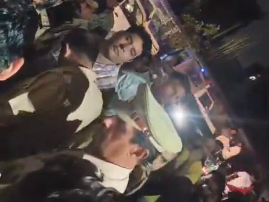 Greater Noida: छपरौला पेपर मिल में बॉयलर से झुलसे कर्मचारी की दिल्ली में मौत, परिजनों ने शव रखकर किया हंगामा