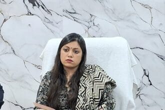 Greater Noida: दादरी CHC और नोएडा जिला अस्पताल में फर्जी मेडिकल रिपोर्ट बनाने वाले गिरोह का भंडाफोड़! ₹71,000 की रिश्वत लेते हुए वीडियो हुआ वायरल।