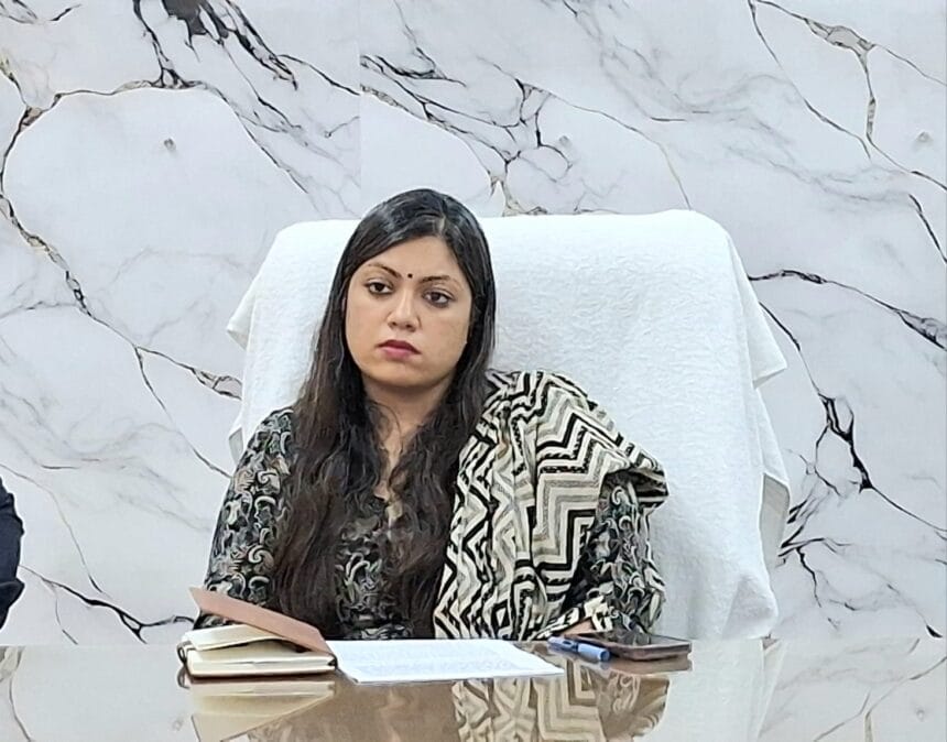 Greater Noida: दादरी CHC और नोएडा जिला अस्पताल में फर्जी मेडिकल रिपोर्ट बनाने वाले गिरोह का भंडाफोड़! ₹71,000 की रिश्वत लेते हुए वीडियो हुआ वायरल।