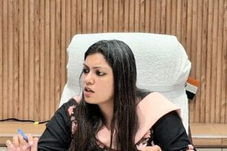 नोएडा: मनमानी फीस वसूलने वाले स्कूलों की अब खैर नहीं; डीएम मेधा रूपम का सख्त आदेश— उल्लंघन पर 5 लाख जुर्माना और छिनेगी मान्यता