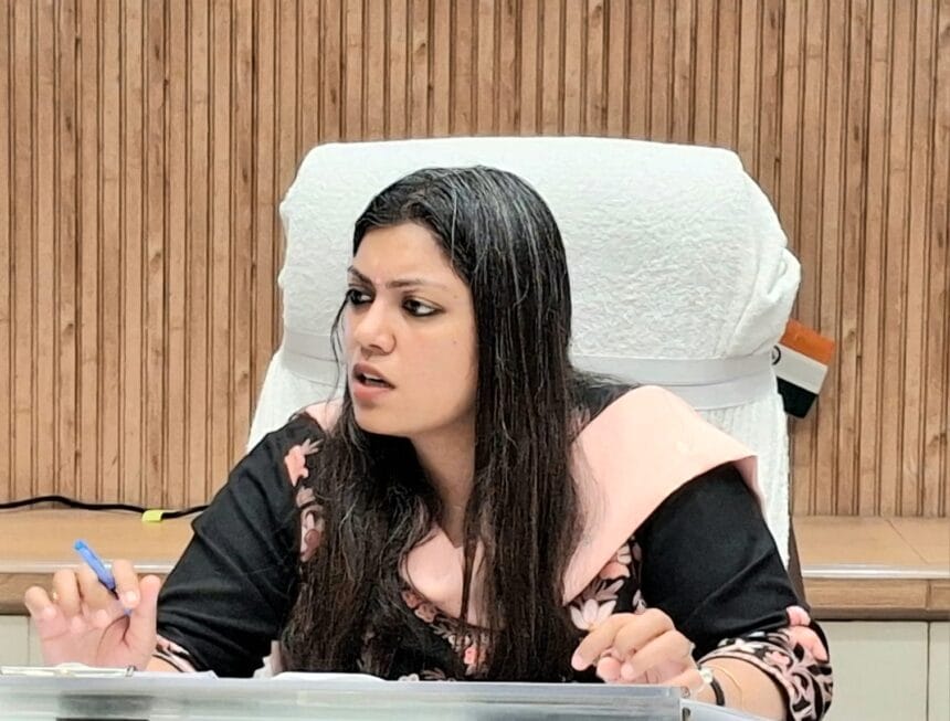 नोएडा: मनमानी फीस वसूलने वाले स्कूलों की अब खैर नहीं; डीएम मेधा रूपम का सख्त आदेश— उल्लंघन पर 5 लाख जुर्माना और छिनेगी मान्यता