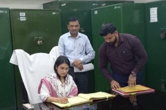 Hapur: IAS कविता मीना ने संभाली जिलाधिकारी की कुर्सी; नई चुनौतियों और विकास कार्यों पर रहेंगी नजर
